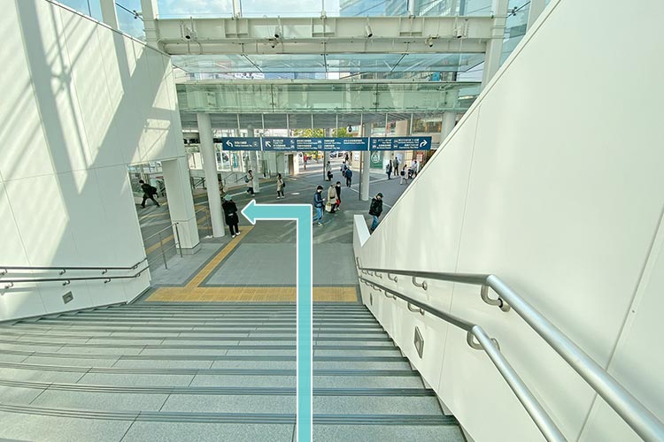 階段を下がり、地上に降りたら左に進みます