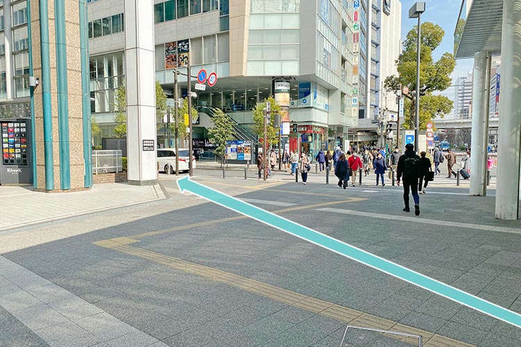 横断歩道の脇の道に進みます